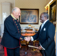 Kong Harald tar i mot Mosambiks nye ambassadør, H.E. herr Florêncio Joel Alberto Sele, i høytidelig audiens. Foto: Gorm Kallestad / NTB scanpix